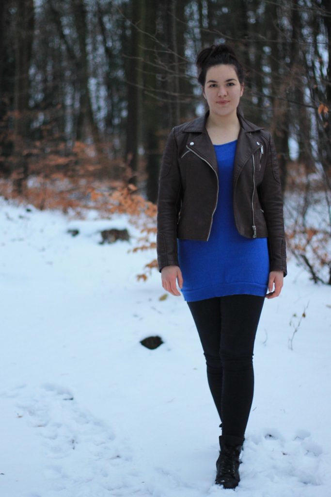 winterlook mit lederjacke in braun